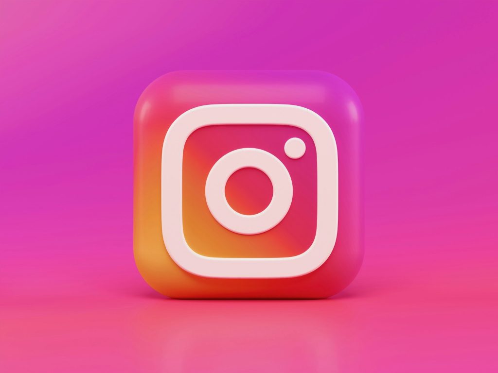 Об’ємна іконка Instagram на кольоровому фоні